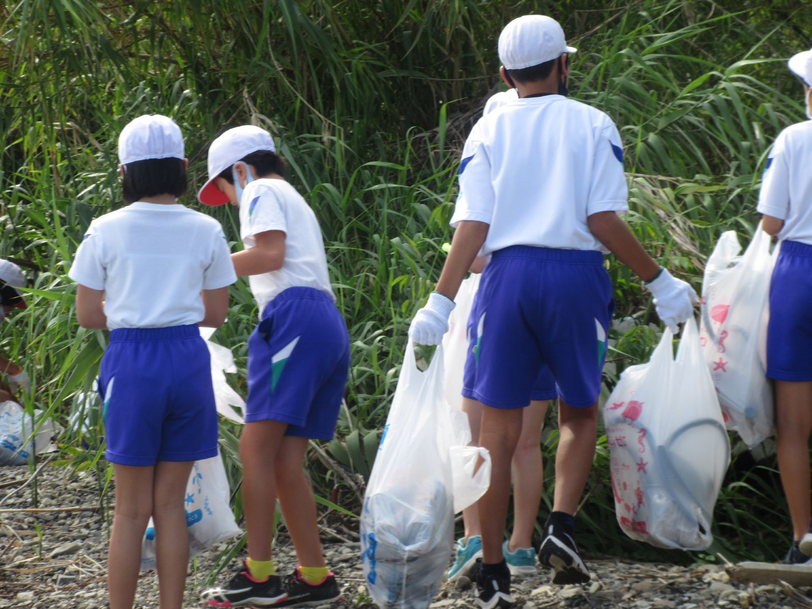 9/24（金）新居浜市立多喜浜小学校が新居浜市内河内海岸で海岸清掃を実施しました！