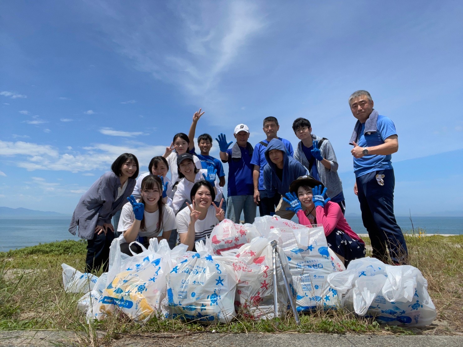 日本航空　松山空港所が塩屋海岸で海岸清掃を実施しました！