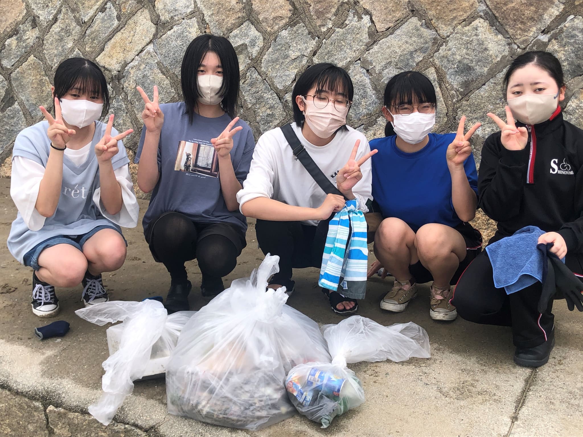 松山東雲中学・高等学校YWCAが松山市梅津寺海岸で海岸清掃を実施しました！
