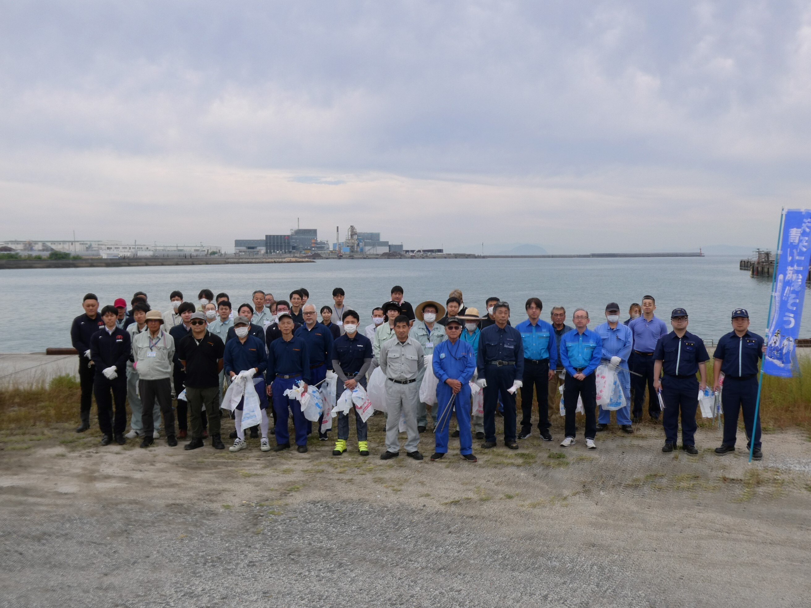 松山市が松山市今出港付近の海岸で清掃活動を行いました！