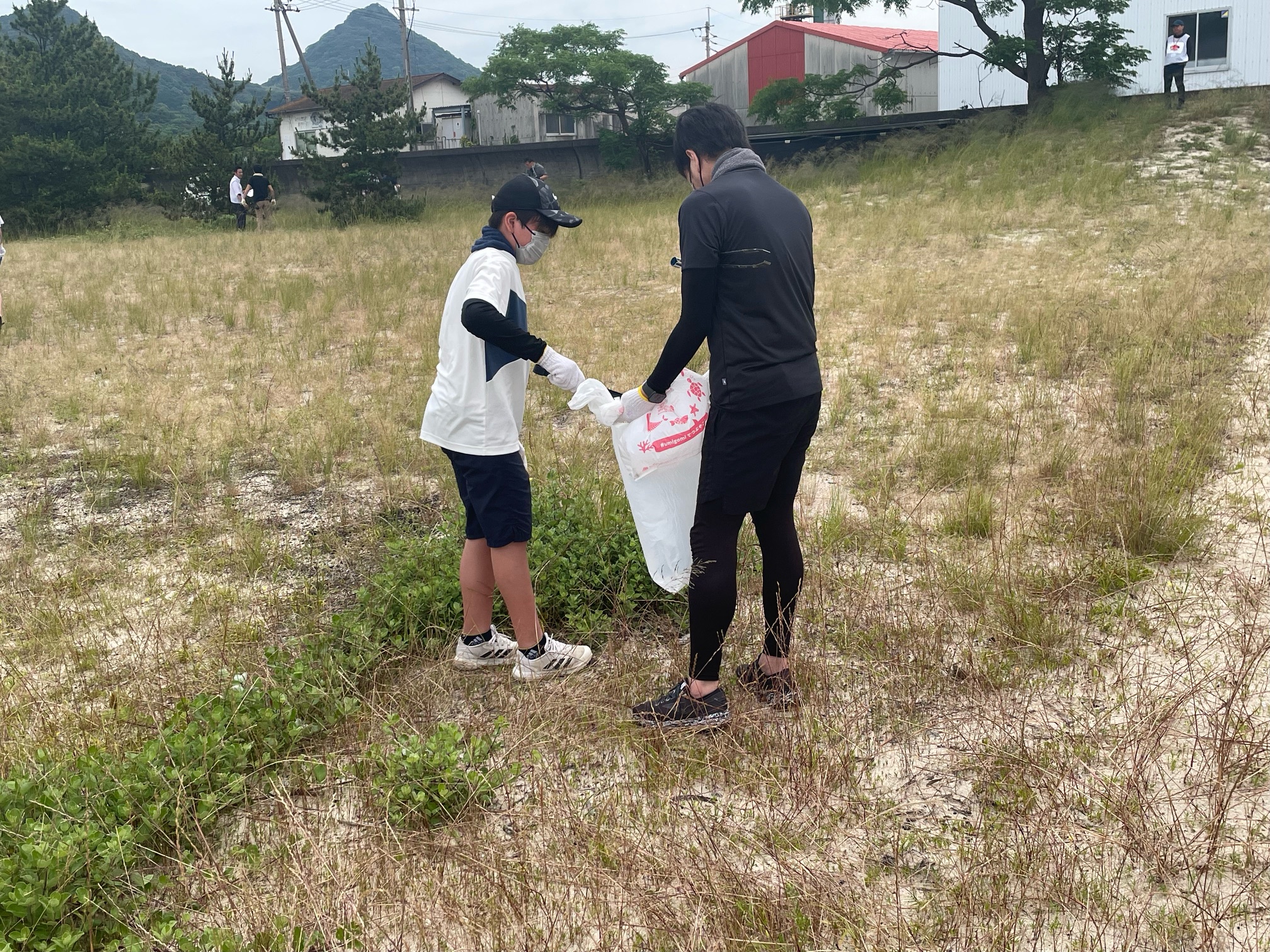 株式会社フジが松山市下難波 立岩海水浴場で清掃活動を行いました！