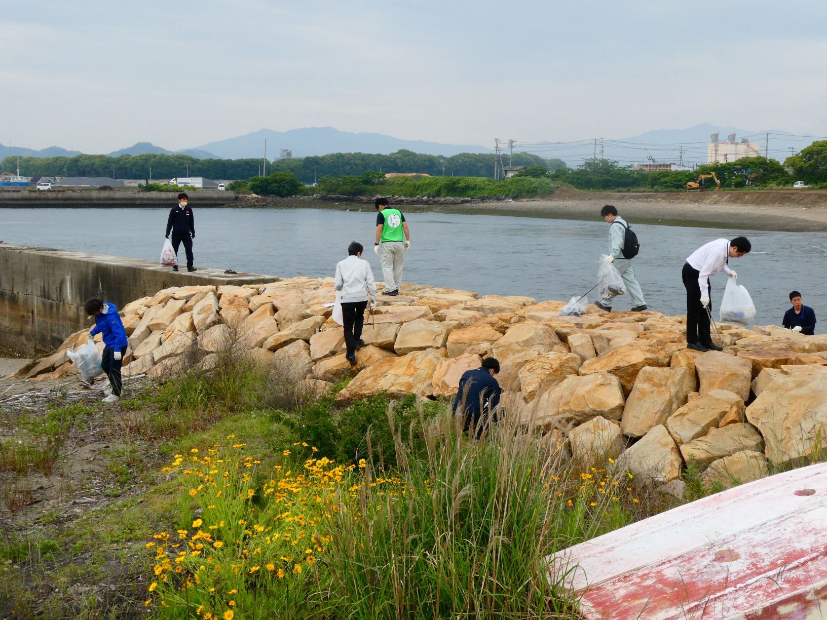松山市が松山市 今出港付近の海岸で清掃活動を行いました！