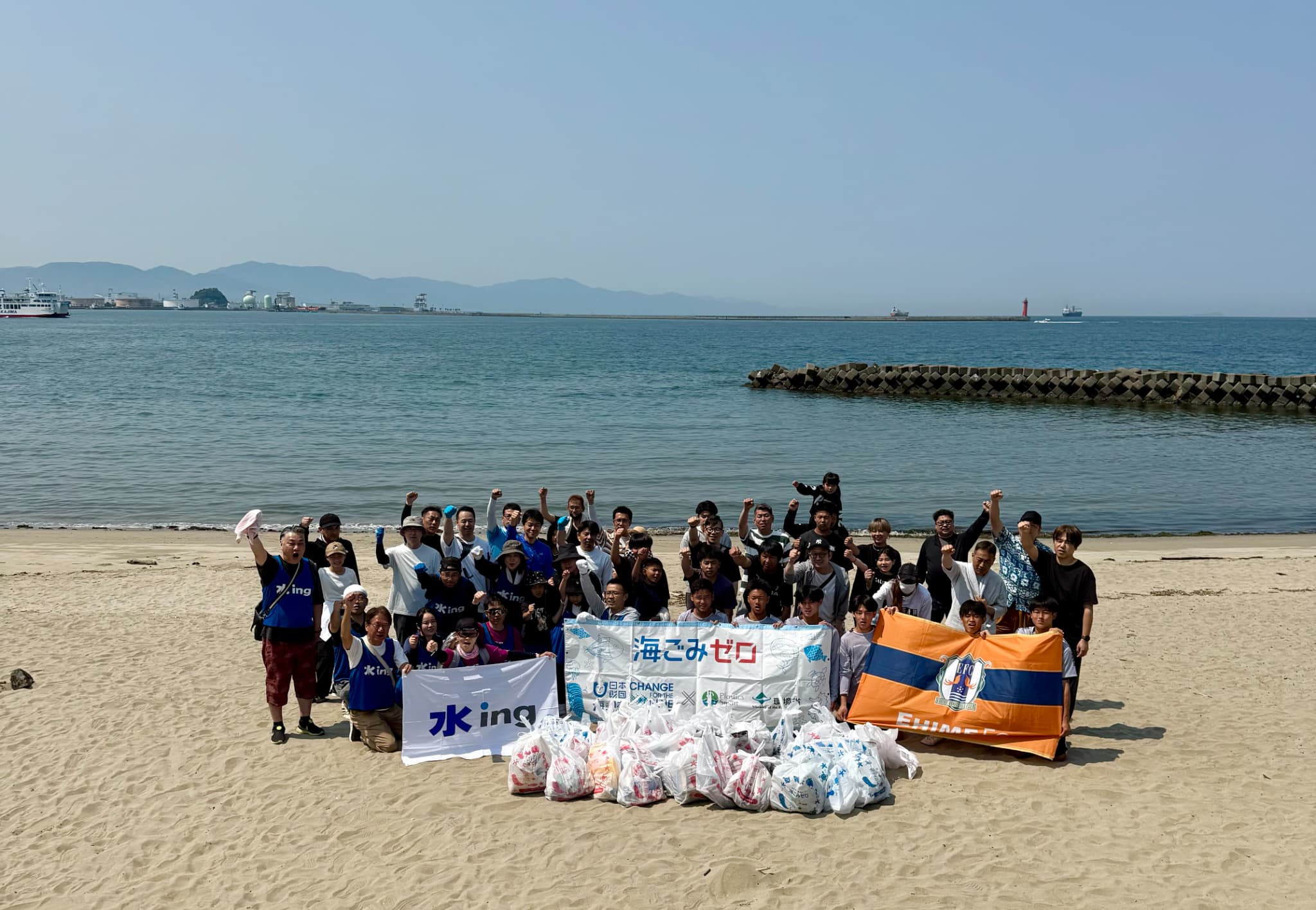 城東開発株式会社、水ingエンジニアリング四国営業所、愛媛FCユースが松山市 梅津寺海水浴場で清掃活動を行いました！